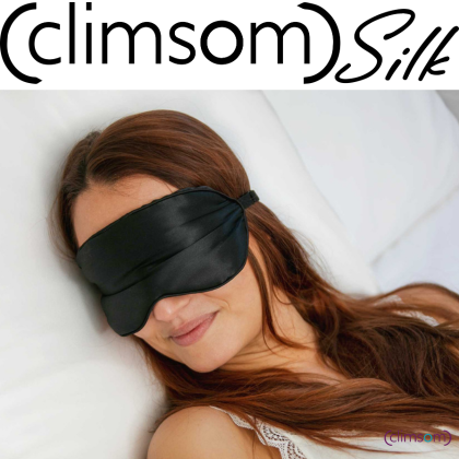 Femme portant le masque de nuit en soie noir Climsom Silk, 100% soie de mûrier, avec logo Climsom Silk. Idéal pour un sommeil réparateur et des bienfaits anti-âge.